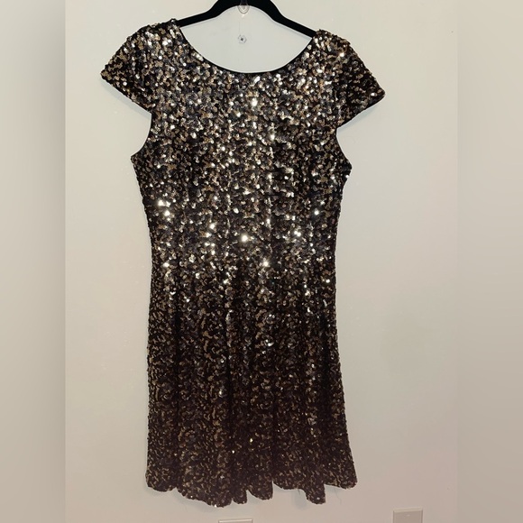 Badgley Mischka Black and Gold Sequin Low Back Fit & Flare cocktail Mini Dress - Picture 5 of 8